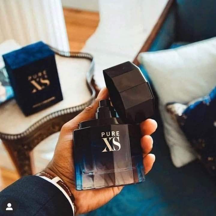 Pure XS de 100 ml en frasco azul y negro