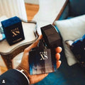 Pure XS de 100 ml en frasco azul y negro