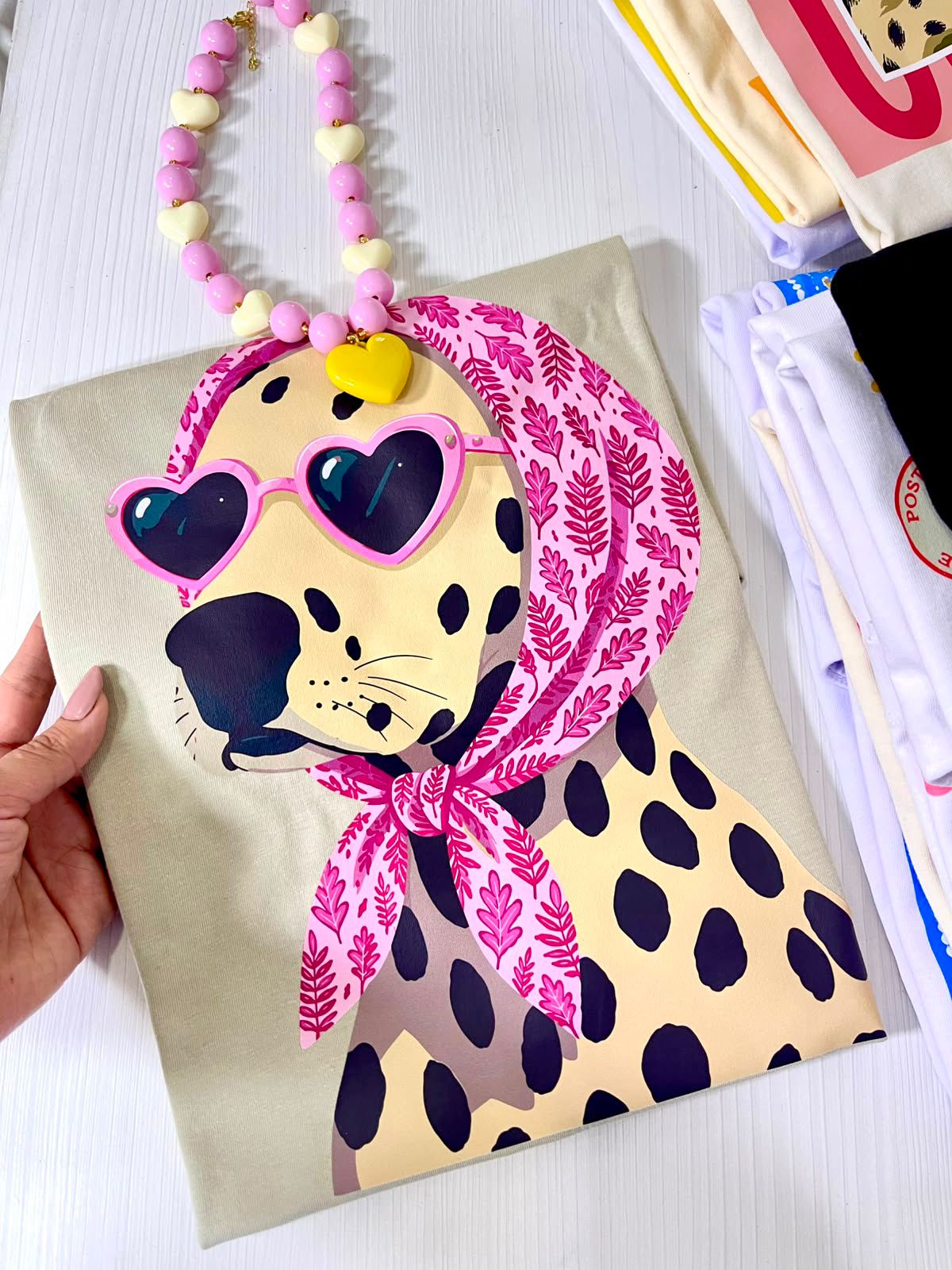 Camiseta Dalmatian Pink Scarf