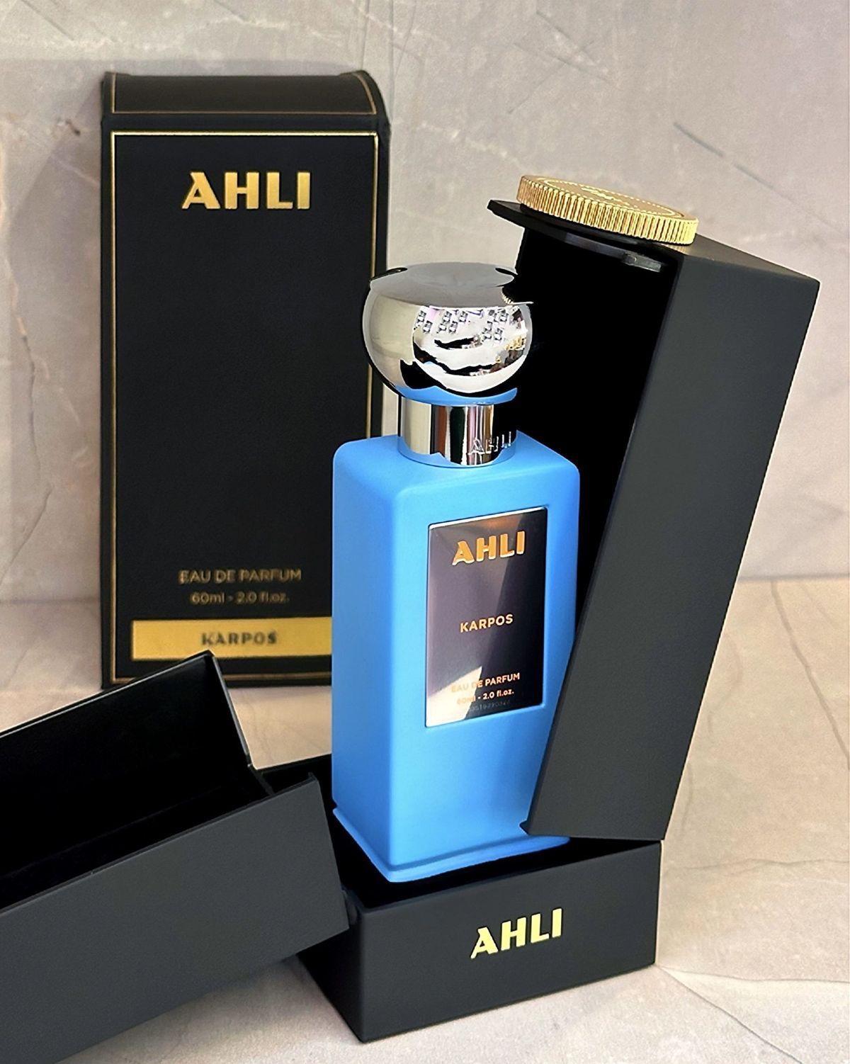 Ahli Karpos EDP 60ml frasco azul cobalto tapa plateada caja negra dorada