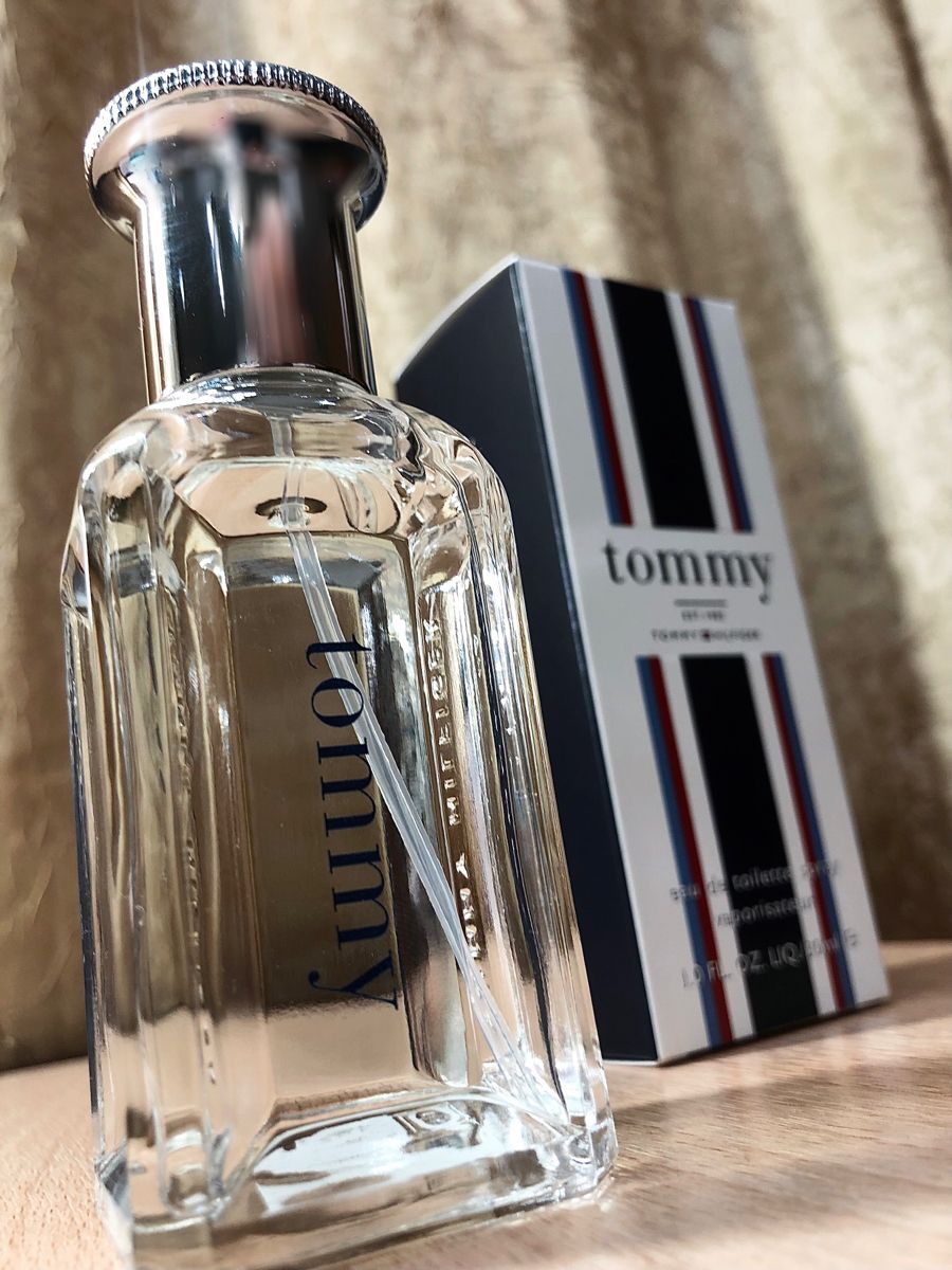 Frasco y caja de Tommy de Tommy Hilfiger de 100 ml